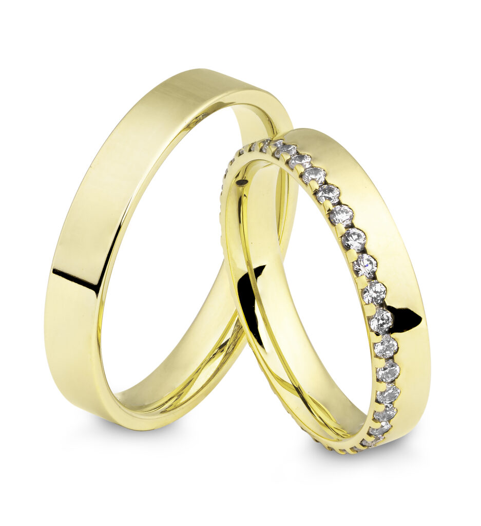 Zwei ineinander verschlungene goldene Eheringe, ein automatisches Design, wobei ein Ring glatt und der andere mit Diamanten besetzt ist.