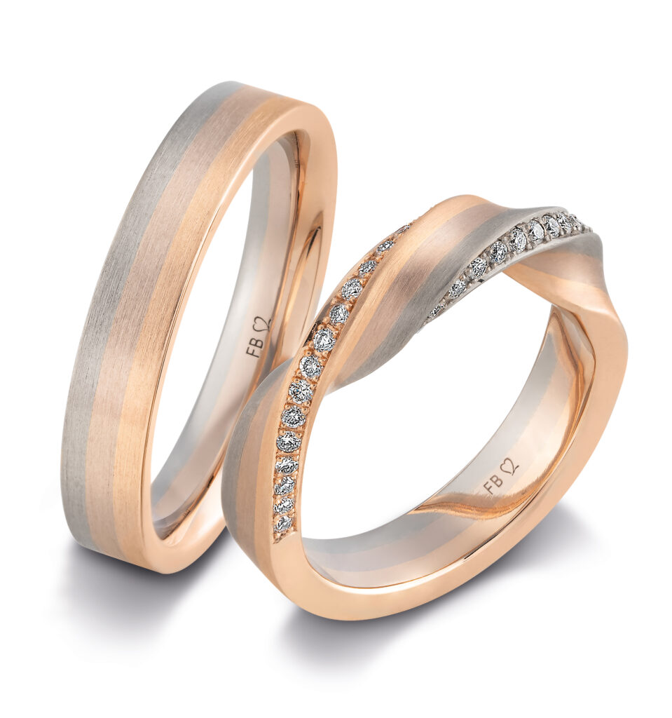 Eheringe aus Rosé- und Weißmetall, einer davon mit Diamanten, in einem automatischen Design.