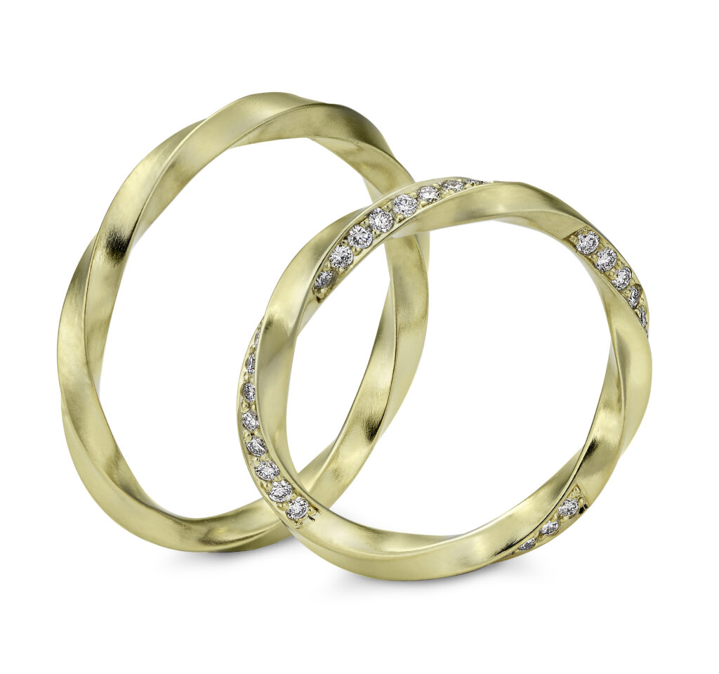 Zwei gedrehte goldene Eheringe mit eingefassten Diamanten, ein Entwurf im Automatenstil.