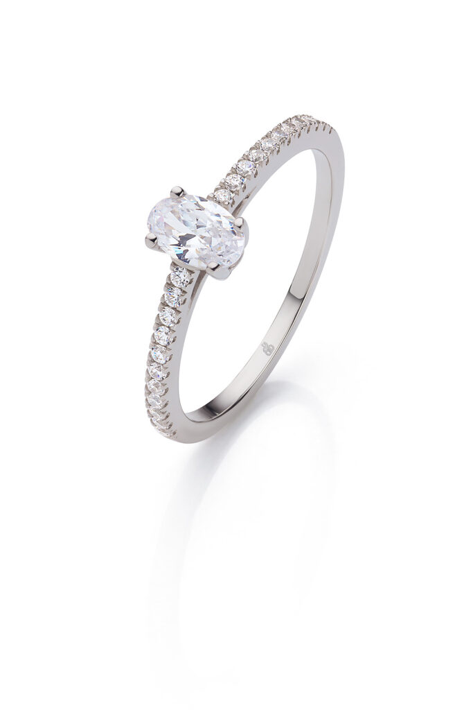 Verlobungsring mit einem Diamanten im Ovalschliff und einem Pavé-Band, der sich durch ein automatisiertes Design auszeichnet.