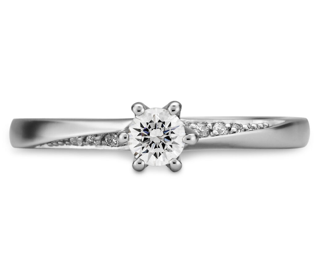 Ein Verlobungsring aus Silber im Solitär-Stil mit einem runden Diamanten in der Mitte und kleineren Seitensteinen.