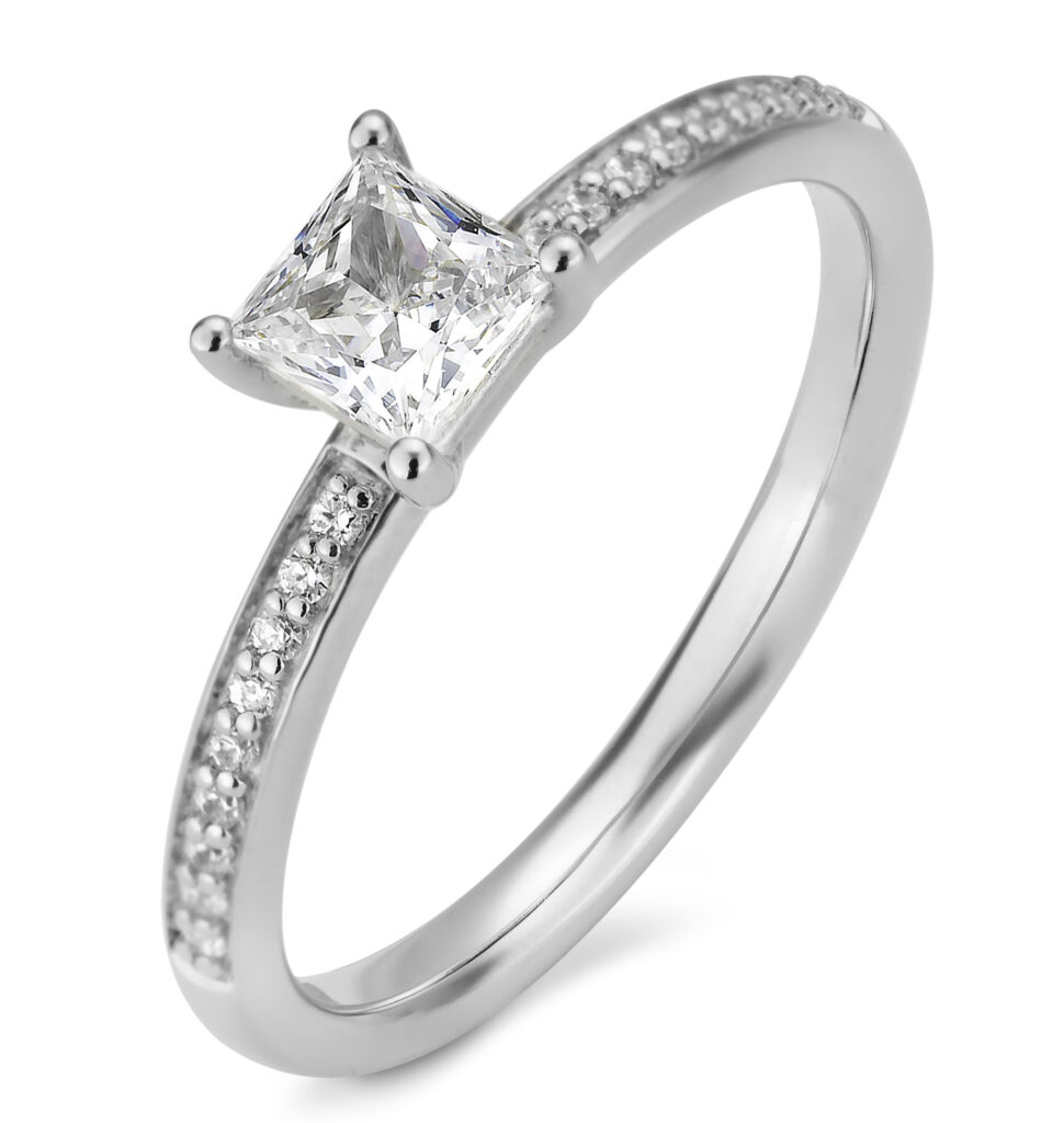 Silberner Verlobungsring mit einem Hauptstein im Prinzessschliff und einem mit Diamanten besetzten Ringband.