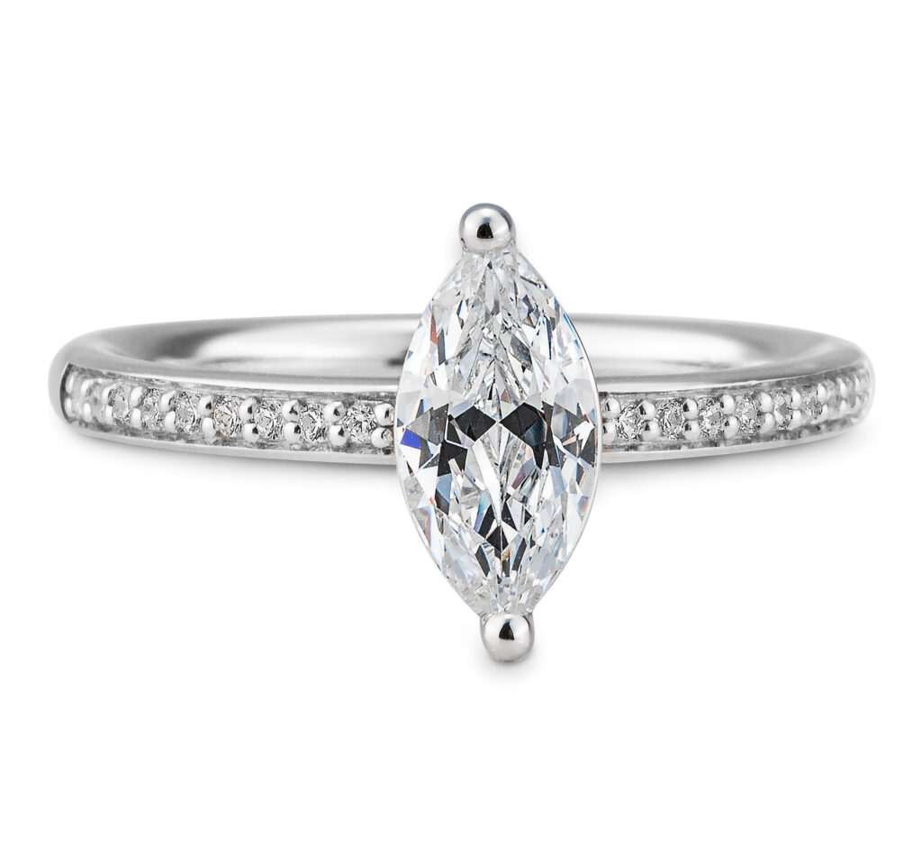 Diamantring im Marquise-Schliff mit Pavé-Fassung.
